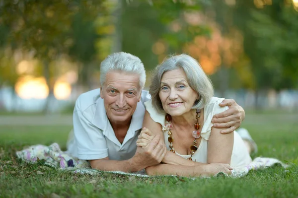 Pareja de ancianos descansando al aire libre —  Fotos de Stock