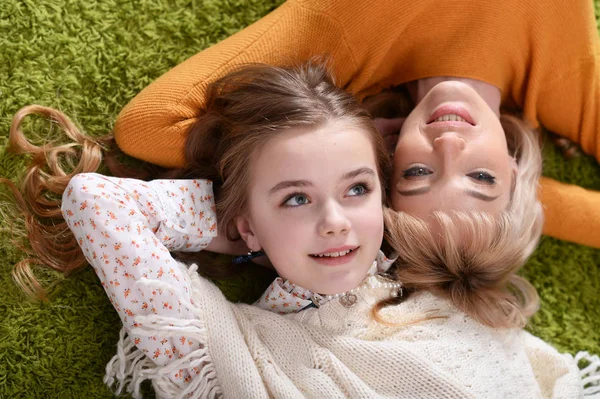 Matka i córka, leżąc na dywanie — Zdjęcie stockowe