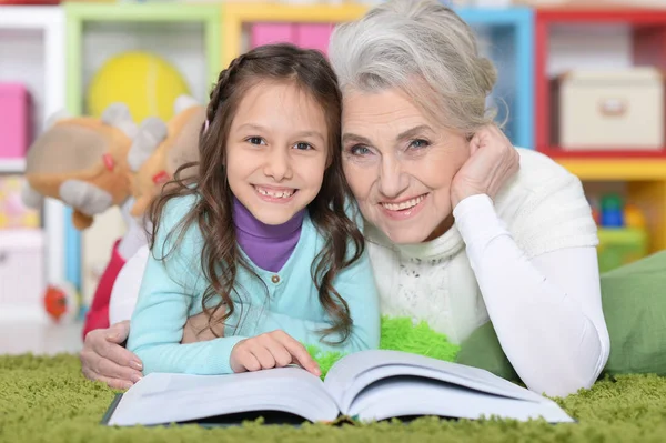 Abuela leyendo libro con nieta —  Fotos de Stock