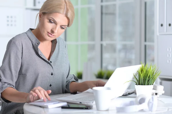 Vrouw werkt met laptop — Stockfoto