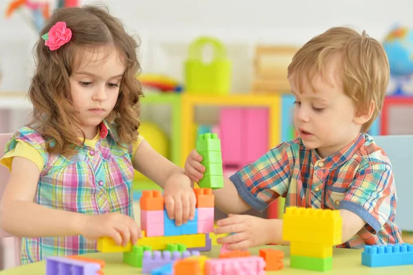 Hermano y hermana jugando juntos — Foto de Stock