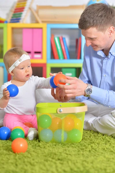 Far leker med lilla dotter — Stockfoto