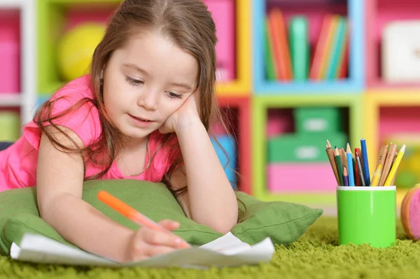 Kleines Mädchen in rosa Hemd Zeichnung — Stockfoto