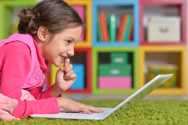Gadis kecil menggunakan laptop — Stok Foto