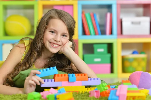 Chica con bloques de plástico de colores — Foto de Stock