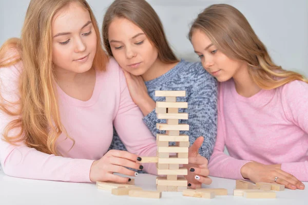 Ragazze che giocano con blocchi di legno — Foto Stock