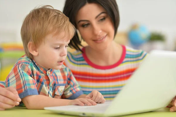 Mãe e filho usando laptop moderno — Fotografia de Stock