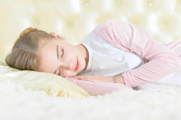 Söt liten flicka sover — Stockfoto