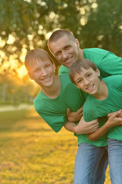 Padre divirtiéndose con hijos — Foto de Stock