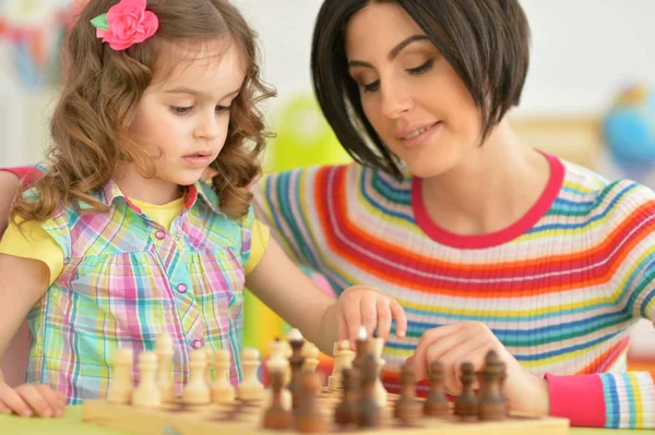 Jovem mãe brincando com a pequena filha — Fotografia de Stock