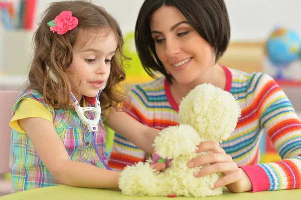 Jonge moeder met kleine dochter spelen — Stockfoto