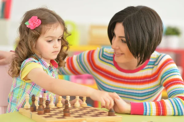 Mutter mit Tochter beim Schachspielen — Stockfoto
