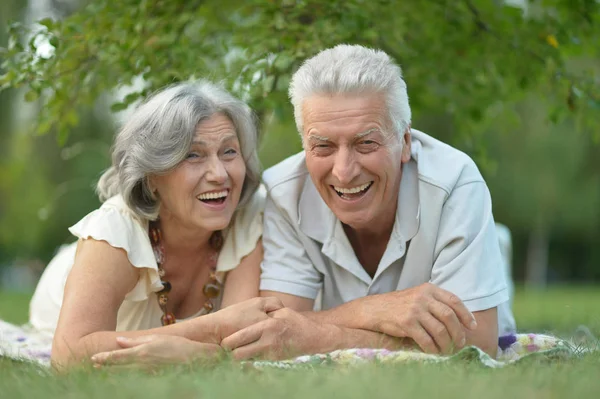 Pareja de ancianos descansando al aire libre — Foto de Stock