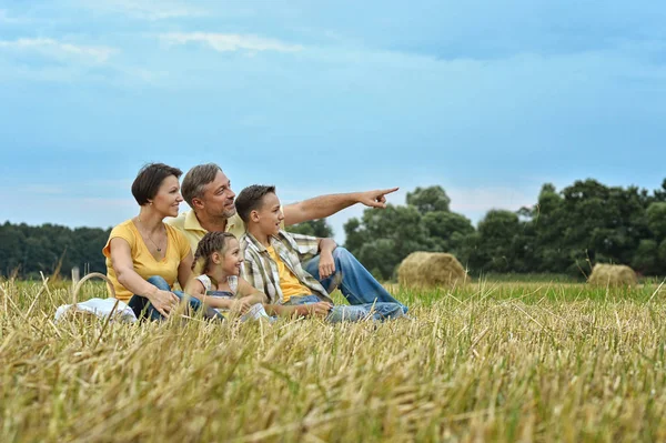 Büyük aile dinlenme — Stok fotoğraf