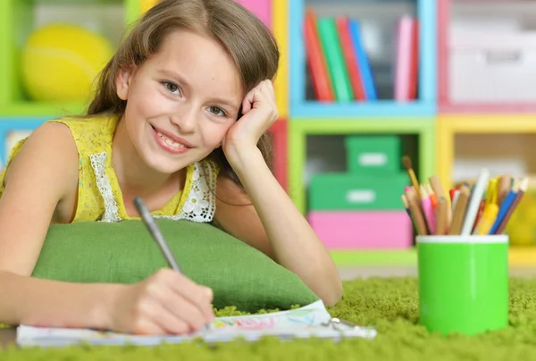 Peinture fille avec crayon dans la chambre — Photo