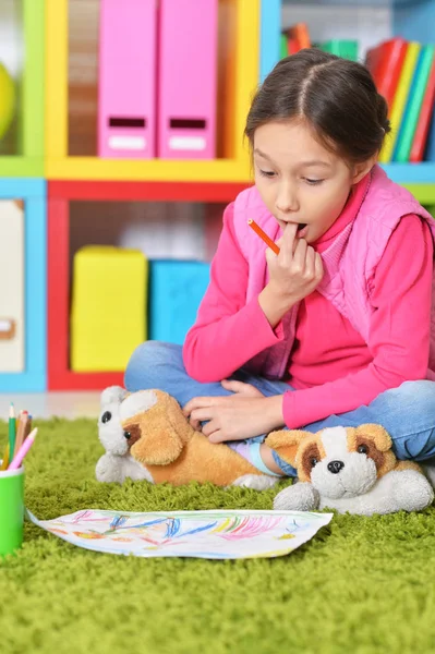 Ragazza carina seduta sul pavimento — Foto Stock