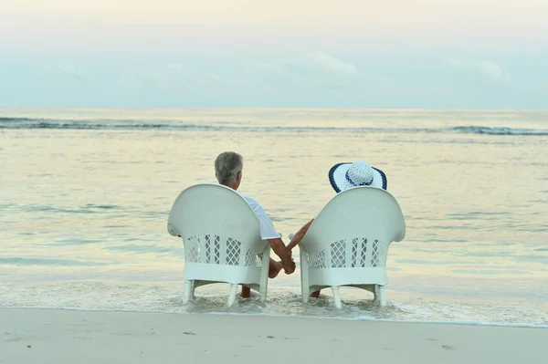 Ηλικιωμένο ζευγάρι στην παραλία — Φωτογραφία Αρχείου