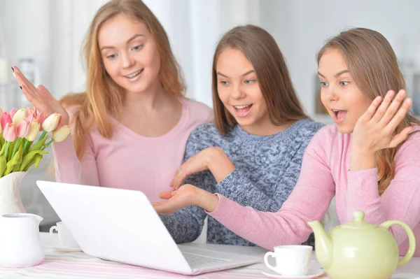 Meninas usando laptop moderno — Fotografia de Stock