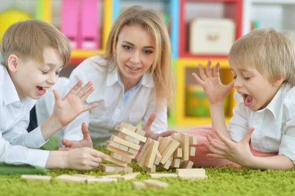 Joven madre y dos hijos jugando — Foto de Stock