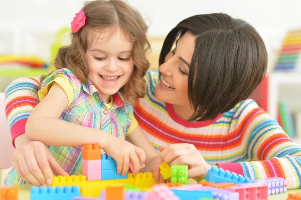 Joven madre jugando con su pequeña hija — Foto de Stock