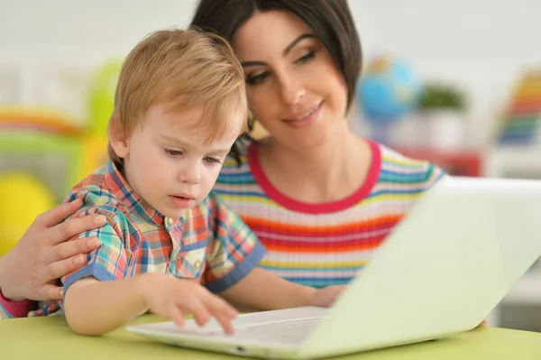 Mãe e filho usando laptop moderno — Fotografia de Stock