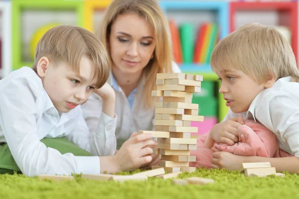 Junge Mutter und zwei Söhne spielen — Stockfoto