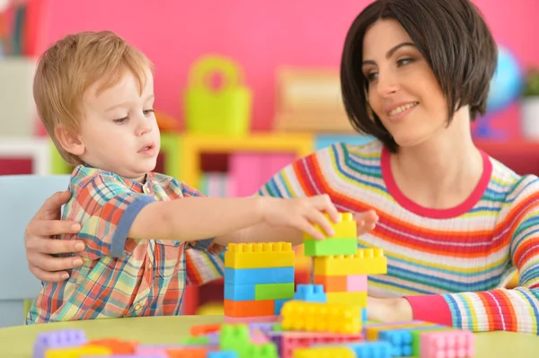 Junge Mutter spielt mit Sohn — Stockfoto