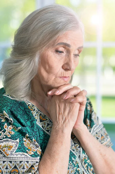 Smutny starszy kobieta — Zdjęcie stockowe