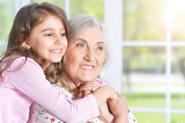 Niña abrazando abuela —  Fotos de Stock