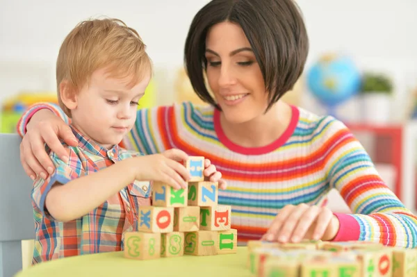 Ung mamma leker med sonen — Stockfoto