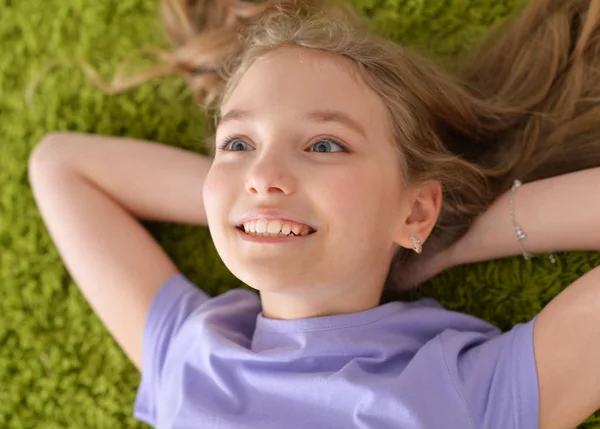 Graciosa niña sonriente — Foto de Stock