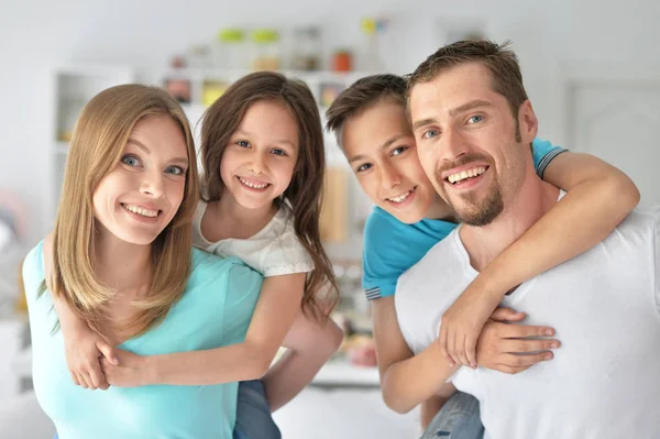 Família se divertindo dentro de casa — Fotografia de Stock