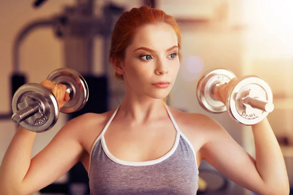 Entrenamiento de mujer joven en el gimnasio — Foto de Stock