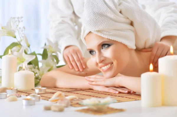 Jonge vrouw het hebben van massage — Stockfoto