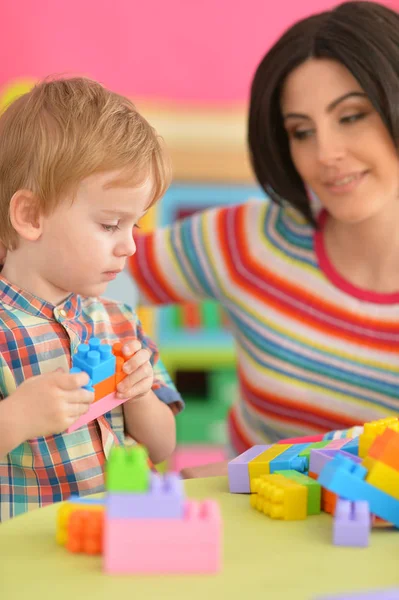 Jonge moeder spelen met zoon — Stockfoto