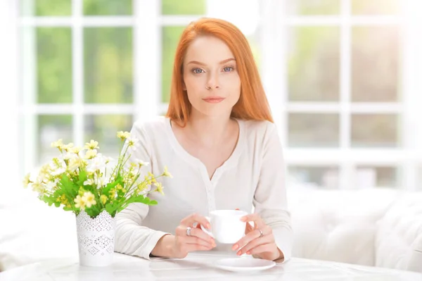 Jonge vrouw met kopje thee — Stockfoto