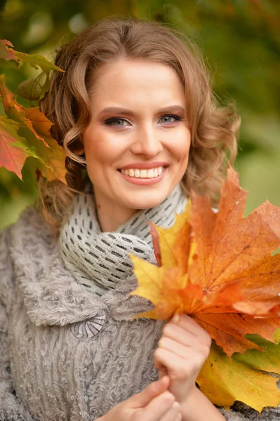 Young woman resting in park — Stock Photo, Image