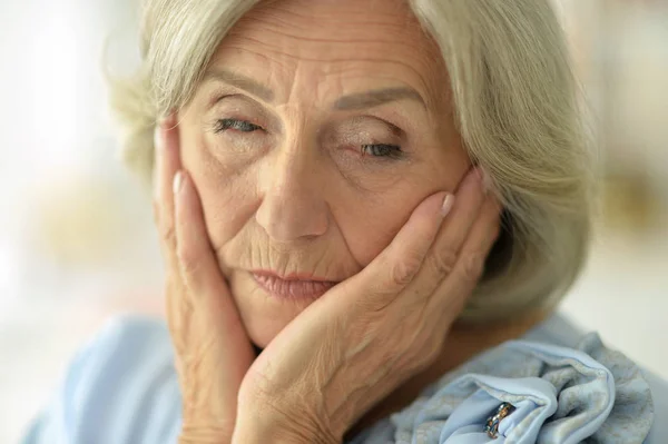 Hermosa triste anciana primer plano —  Fotos de Stock