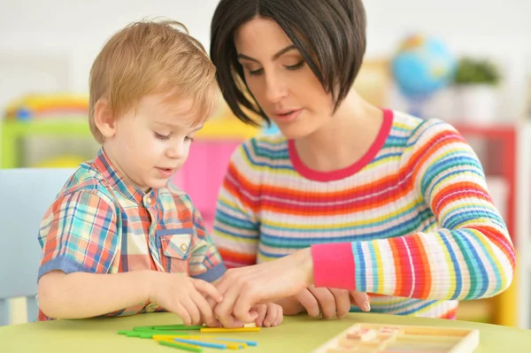 Jonge moeder spelen met zoon — Stockfoto