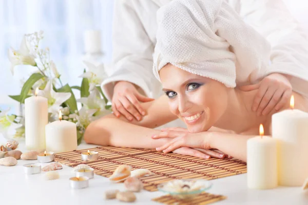 Jovem mulher fazendo massagem — Fotografia de Stock