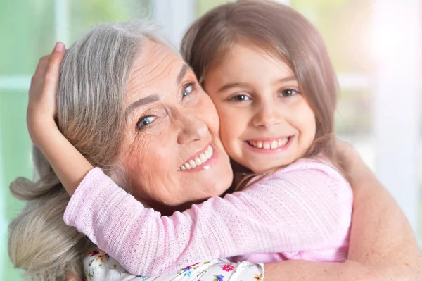 Niña abrazando abuela —  Fotos de Stock