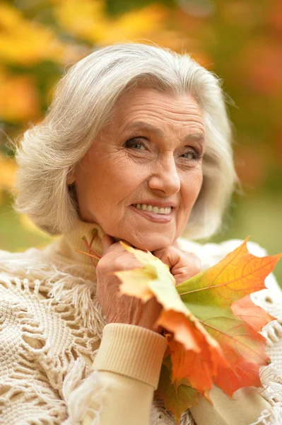 Mooie senior vrouw — Stockfoto