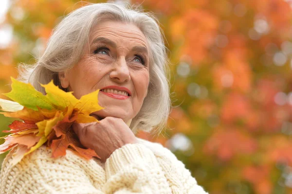 Senior vrouw rusten in park — Stockfoto