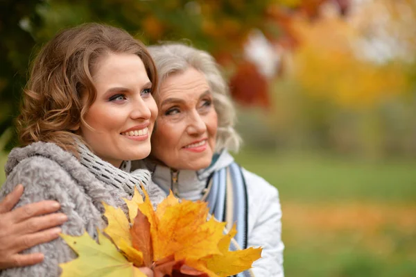 Senior woman with daughter resting — Stock Photo, Image