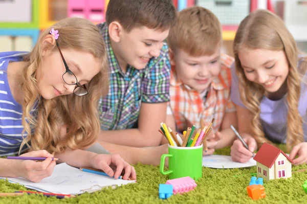 Kindergruppe zeichnet mit Bleistiften — Stockfoto