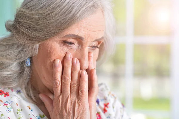 Triste mujer mayor —  Fotos de Stock