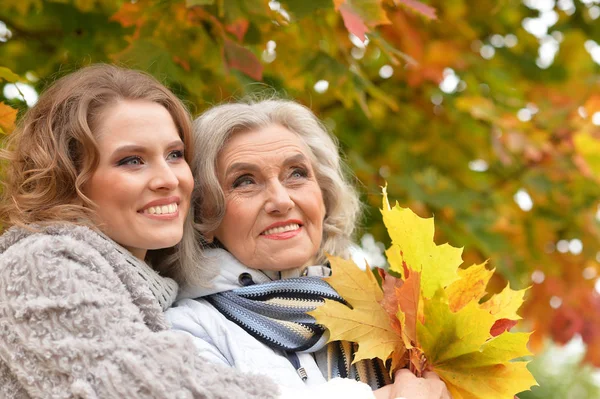 Donna anziana con figlia a riposo — Foto Stock