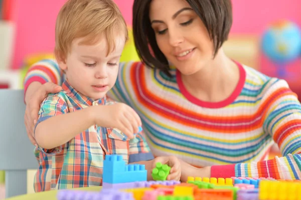 Joven madre jugando con hijo — Foto de Stock