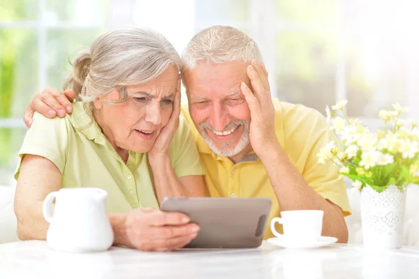 Couple aîné utilisant une tablette — Photo