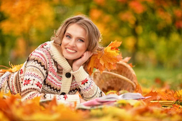 Young woman resting in park — Stock Photo, Image